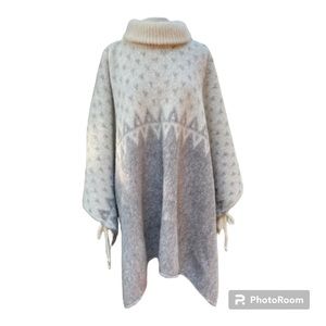 Vintage Hilda Ltd. 100% Wool Pancho made in Iceland Size Medium